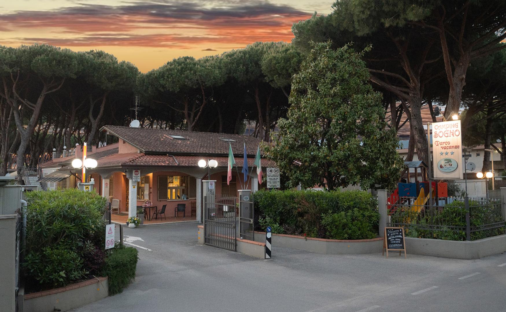 Tramonto mozzafiato sulla spiaggia con riflessi dorati e cielo luminoso.