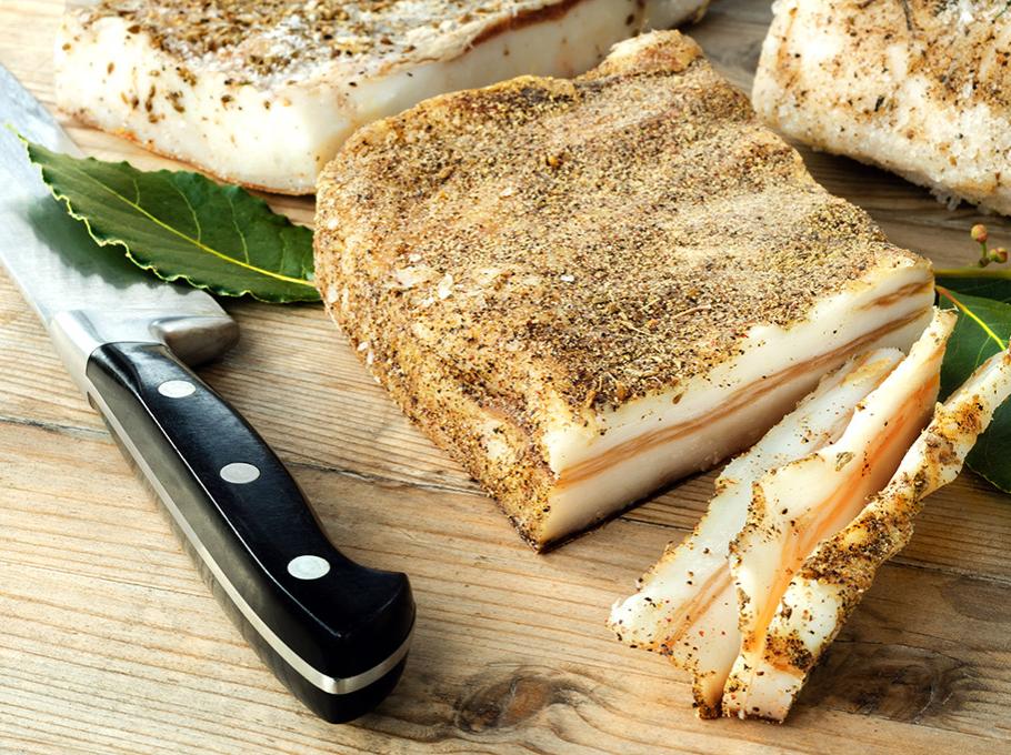 Scogliere e faraglioni nel mare cristallino, con vegetazione lussureggiante sulla costa.